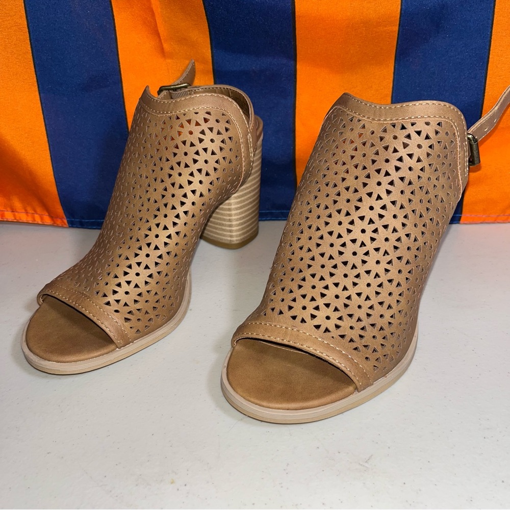 Universal Thread Cognac Millana Open Toe faux suede heel Sandals size 7